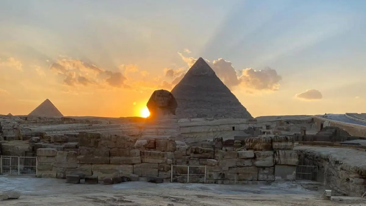 pyramid-of-giza-in-winter-1678003386NnG3c