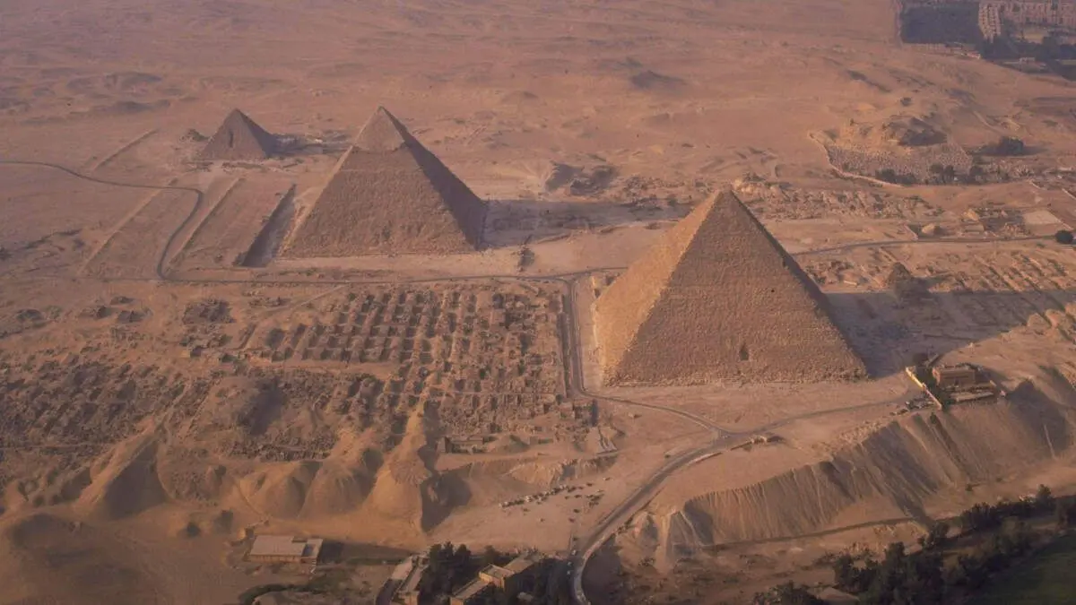 pyramids-of-giza-1676382848LvTdb-1